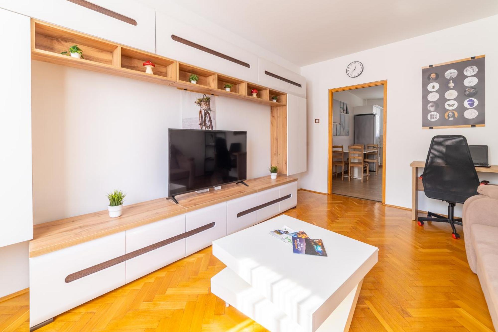 מישקולץ Comfort 14 -- Stylish City Apartment Netflix, Wi-Fi & Parking מראה חיצוני תמונה