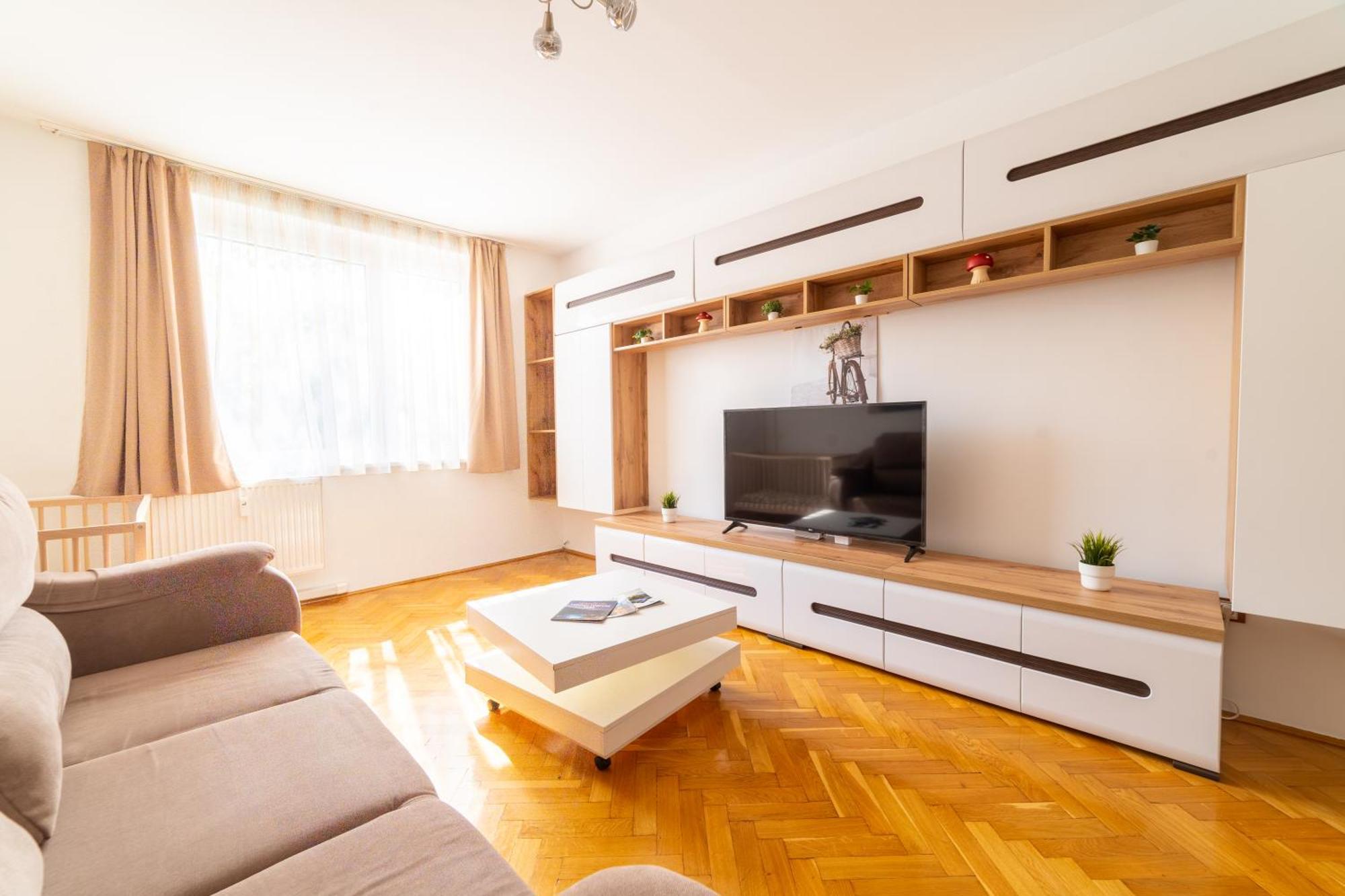 מישקולץ Comfort 14 -- Stylish City Apartment Netflix, Wi-Fi & Parking מראה חיצוני תמונה